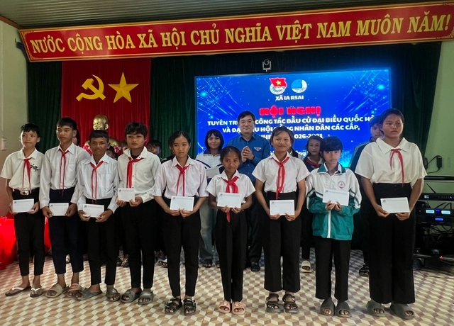T.Ư Đo&agrave;n tặng qu&agrave;, học bổng cho người d&acirc;n, học sinh tỉnh Gia Lai - Ảnh 1.