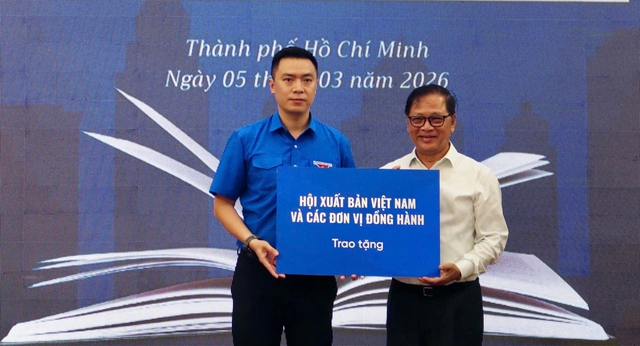 Trao tặng 2.000 cuốn s&aacute;ch cho Tủ s&aacute;ch Thiếu nhi Hội đồng Đội T.Ư - Ảnh 5.