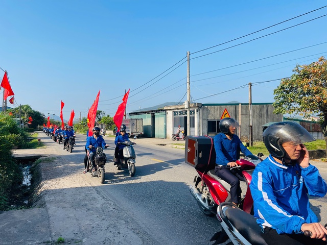 Tuổi trẻ Hà Tĩnh lan tỏa khí thế bầu cử bằng chuyến xe tuyên truyền lưu động - Ảnh 1.