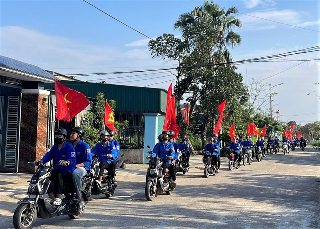 Tuổi trẻ Hà Tĩnh lan tỏa khí thế bầu cử bằng chuyến xe tuyên truyền lưu động - Ảnh 2.