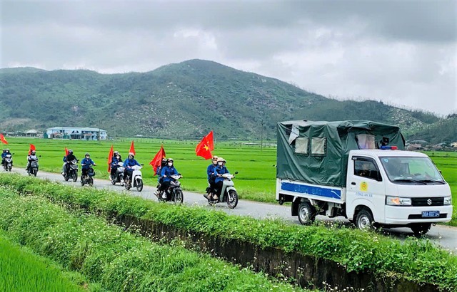 Tuổi trẻ Hà Tĩnh lan tỏa khí thế bầu cử bằng chuyến xe tuyên truyền lưu động - Ảnh 3.