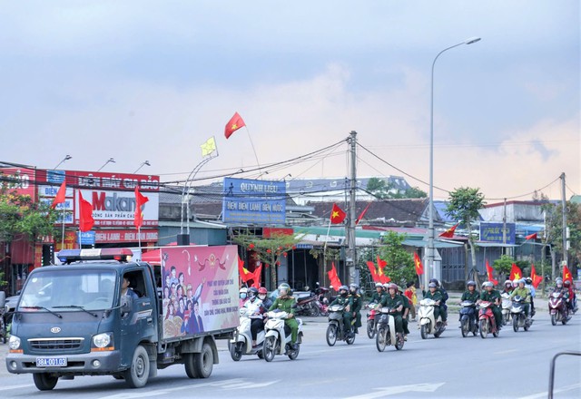 Tuổi trẻ Hà Tĩnh lan tỏa khí thế bầu cử bằng chuyến xe tuyên truyền lưu động - Ảnh 4.