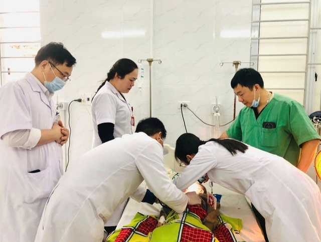 Cứu sống b&eacute; trai 27 th&aacute;ng tuổi ngưng thở v&igrave; bị h&oacute;c hạt nh&atilde;n - Ảnh 1.