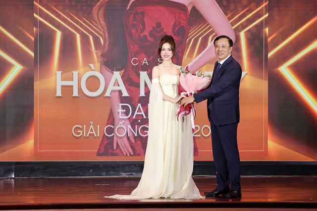 C&ocirc;ng Vinh 'lẻ b&oacute;ng' dự sự kiện, H&ograve;a Minzy, Trang Ph&aacute;p gợi cảm tr&ecirc;n thảm đỏ  - Ảnh 6.