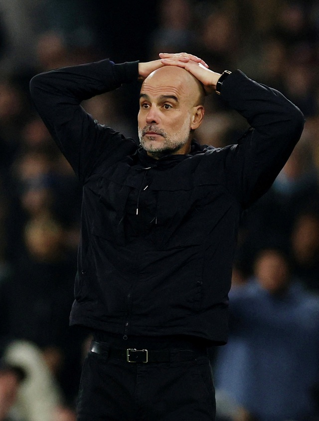 Bảng xếp hạng Ngoại hạng Anh mới nhất: Arsenal bỏ xa Man City, M.U bị đ&aacute;nh bại- Ảnh 1.