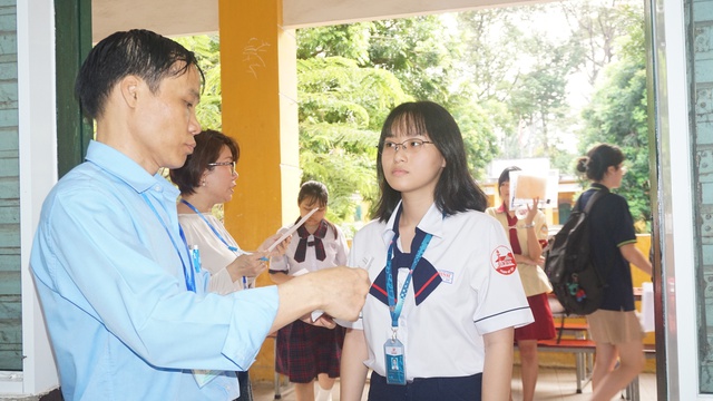 Thi học sinh giỏi TP.HCM m&ocirc;n ngữ văn: Th&iacute; sinh phải chứng minh kh&ocirc;ng l&agrave; robot - Ảnh 1.