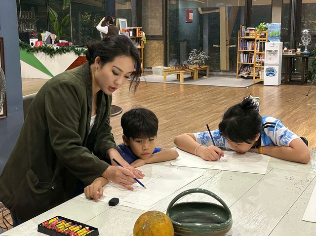 Lớp học rộn r&agrave;ng sắc m&agrave;u của diễn vi&ecirc;n Diễm Hằng- Ảnh 1.