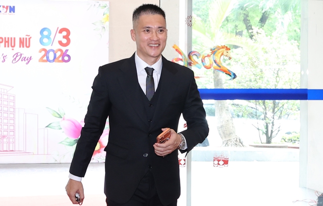 C&ocirc;ng Vinh 'lẻ b&oacute;ng' dự sự kiện, H&ograve;a Minzy, Trang Ph&aacute;p gợi cảm tr&ecirc;n thảm đỏ  - Ảnh 1.