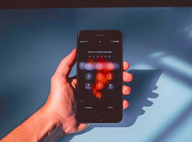 'Đồ chơi' chuy&ecirc;n hack iPhone lọt ra chợ đen, v&eacute;t sạch v&iacute; tiền ảo người d&ugrave;ng - Ảnh 1.