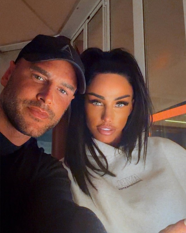 Cựu 'bom sex' Katie Price cưới chồng lần 4 bất chấp gia đ&igrave;nh can ngăn - Ảnh 1.