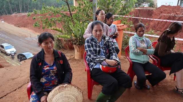 Sau nhận tiền hỗ trợ để đến nơi ở tạm, 8 hộ d&acirc;n mong muốn điều g&igrave;? - Ảnh 1.