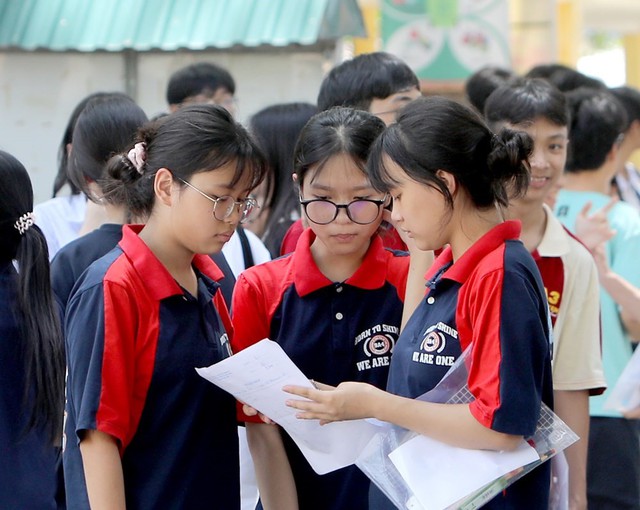 Đằng sau cảnh phụ huynh xếp hàng xuyên đêm ghi danh vào lớp 10- Ảnh 2.