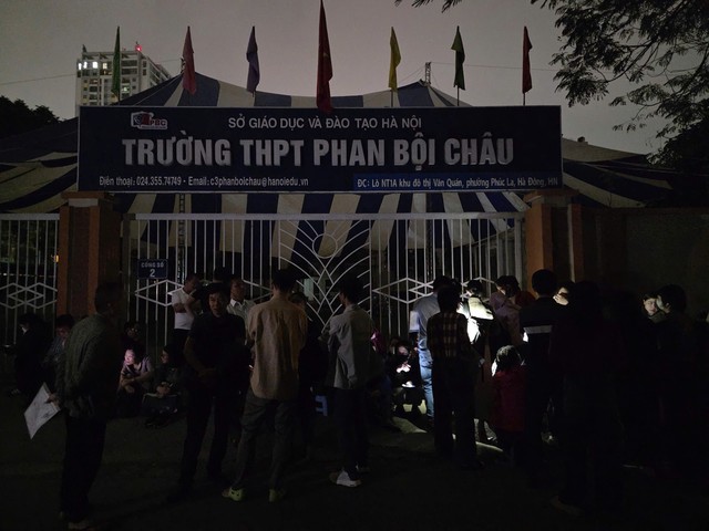 Đằng sau cảnh phụ huynh xếp hàng xuyên đêm ghi danh vào lớp 10- Ảnh 1.