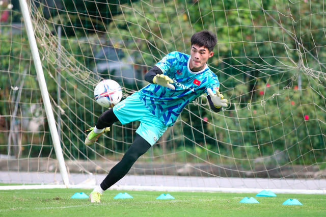 Thủ môn Trung Kiên đối đầu Lê Giang Patrik, cuộc đua khốc liệt giành vé lên đội tuyển Việt Nam
- Ảnh 3.