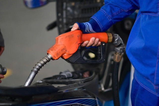 Giá xăng dầu đồng loạt tăng mạnh, có loại tăng hơn 7.000 đồng/lít - Ảnh 1.