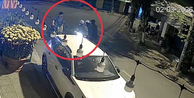 Bắt nh&oacute;m thanh thiếu ni&ecirc;n d&ugrave;ng x&agrave; beng tấn c&ocirc;ng người đi đường, cướp xe ở Đ&agrave; Nẵng- Ảnh 2.