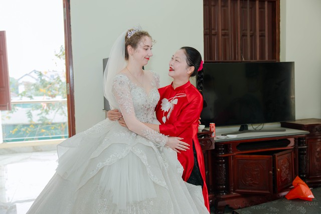 Ch&uacute; rể Việt cưới c&ocirc; d&acirc;u Đức xinh đẹp: H&agrave;ng x&oacute;m ngạc nhi&ecirc;n, mừng rỡ ch&agrave;o đ&oacute;n - Ảnh 2.