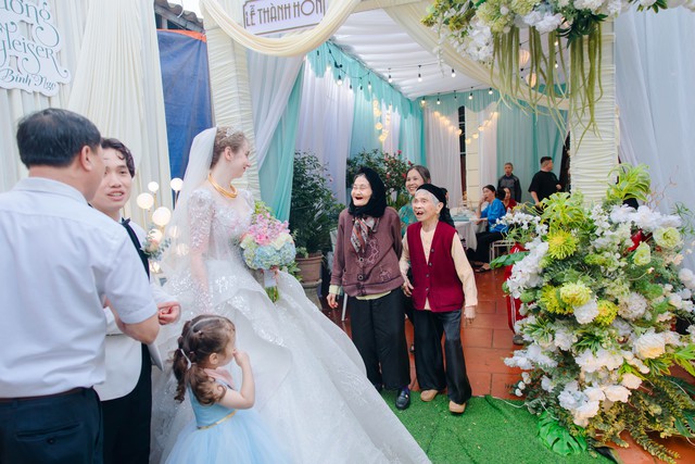 Ch&uacute; rể Việt cưới c&ocirc; d&acirc;u Đức xinh đẹp: H&agrave;ng x&oacute;m ngạc nhi&ecirc;n, mừng rỡ ch&agrave;o đ&oacute;n - Ảnh 1.