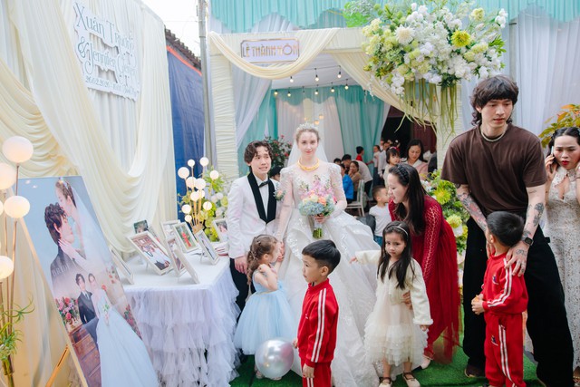 Ch&uacute; rể Việt cưới c&ocirc; d&acirc;u Đức xinh đẹp: H&agrave;ng x&oacute;m ngạc nhi&ecirc;n, mừng rỡ ch&agrave;o đ&oacute;n - Ảnh 5.