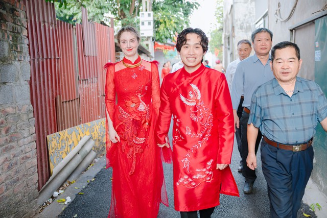 Ch&uacute; rể Việt cưới c&ocirc; d&acirc;u Đức xinh đẹp: H&agrave;ng x&oacute;m ngạc nhi&ecirc;n, mừng rỡ ch&agrave;o đ&oacute;n - Ảnh 7.