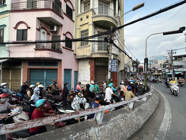 Dốc cầu Chánh Hưng ùn tắc giờ cao điểm, vì sao ?- Ảnh 1.