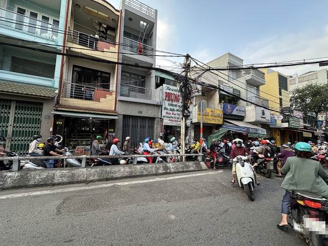 Dốc cầu Chánh Hưng ùn tắc giờ cao điểm, vì sao ?- Ảnh 2.