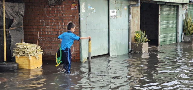 Mưa lớn g&acirc;y ngập s&acirc;u tại TP.HCM, xe chết m&aacute;y h&agrave;ng loạt tr&ecirc;n đường L&ecirc; Đức Anh - Ảnh 6.