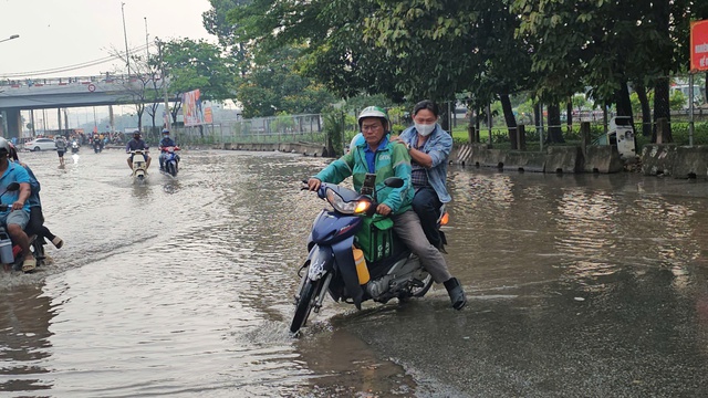 Mưa lớn g&acirc;y ngập s&acirc;u tại TP.HCM, xe chết m&aacute;y h&agrave;ng loạt tr&ecirc;n đường L&ecirc; Đức Anh - Ảnh 9.