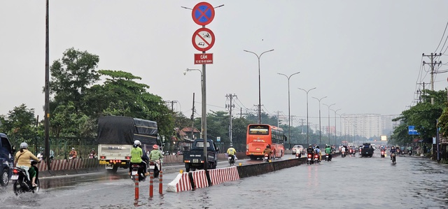 Mưa lớn g&acirc;y ngập s&acirc;u tại TP.HCM, xe chết m&aacute;y h&agrave;ng loạt tr&ecirc;n đường L&ecirc; Đức Anh - Ảnh 3.