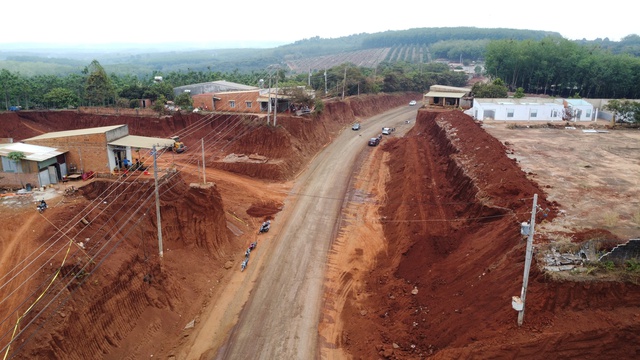 Hạ cốt nền đường và những hệ lụy Đối với nhà dân bên vực sâu tại Đồng Nai - Ảnh 1.