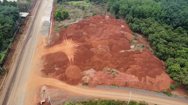 Hạ cốt nền đường và những hệ lụy Đối với nhà dân bên vực sâu tại Đồng Nai - Ảnh 2.