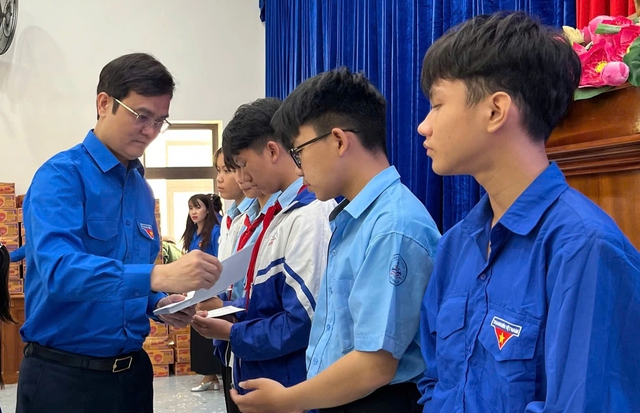  Bí thư thứ nhất T.Ư Đoàn dự nhiều hoạt động an sinh ở Gia Lai - Ảnh 1.