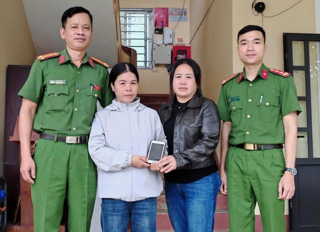 Người phụ nữ ở Quảng Trị tr&igrave;nh b&aacute;o c&ocirc;ng an, trả lại 500 triệu đồng chuyển nhầm - Ảnh 1.