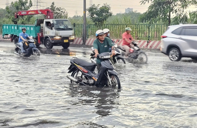 Mưa lớn g&acirc;y ngập s&acirc;u tại TP.HCM, xe chết m&aacute;y h&agrave;ng loạt tr&ecirc;n đường L&ecirc; Đức Anh - Ảnh 4.