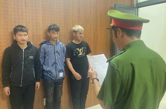 Bắt nh&oacute;m thanh thiếu ni&ecirc;n d&ugrave;ng x&agrave; beng tấn c&ocirc;ng người đi đường, cướp xe ở Đ&agrave; Nẵng- Ảnh 3.