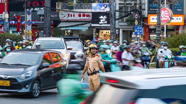 C&oacute; n&ecirc;n th&aacute;o dỡ v&ograve;ng xoay ở TP.HCM ? - Ảnh 3.