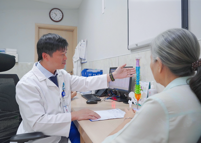 Tho&aacute;t cảnh ngồi xe lăn sau 3 ng&agrave;y phẫu thuật cột sống - Ảnh 4.