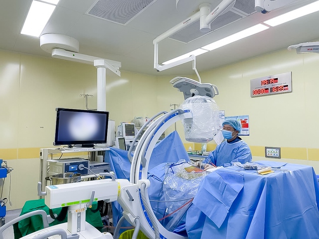 Tho&aacute;t cảnh ngồi xe lăn sau 3 ng&agrave;y phẫu thuật cột sống - Ảnh 2.