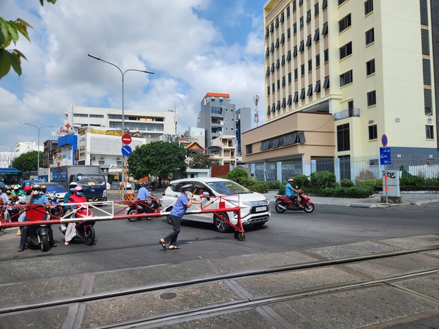 Bị CSGT TP.HCM thổi phạt, nhiều người ngỡ ng&agrave;ng mới biết m&igrave;nh mắc lỗi n&agrave;y - Ảnh 3.