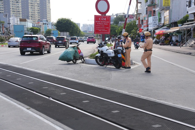 Bị CSGT TP.HCM thổi phạt, nhiều người ngỡ ng&agrave;ng mới biết m&igrave;nh mắc lỗi n&agrave;y - Ảnh 1.