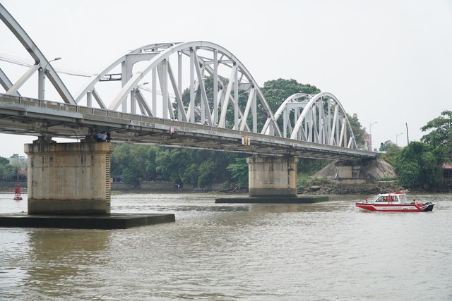 Vụ s&agrave; lan va chạm cầu Ghềnh: Cảnh s&aacute;t giao th&ocirc;ng x&aacute;c định nguy&ecirc;n nh&acirc;n ban đầu- Ảnh 3.