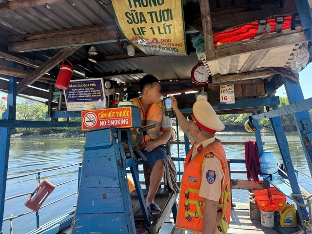 CSGT TP.HCM khuyến cáo an toàn khi đi chùa, thả cá phóng sinh trên sông - Ảnh 2.