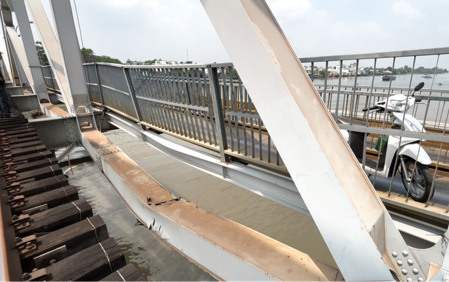 Vụ s&agrave; lan va chạm cầu Ghềnh: Cảnh s&aacute;t giao th&ocirc;ng x&aacute;c định nguy&ecirc;n nh&acirc;n ban đầu- Ảnh 1.