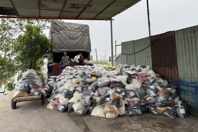 Cựu Ph&oacute; cục trưởng Hải quan bị cấp dưới &lsquo;ăn bớt&rsquo; tiền &lsquo;v&ograve;i vĩnh&rsquo; từ doanh nghiệp  - Ảnh 3.