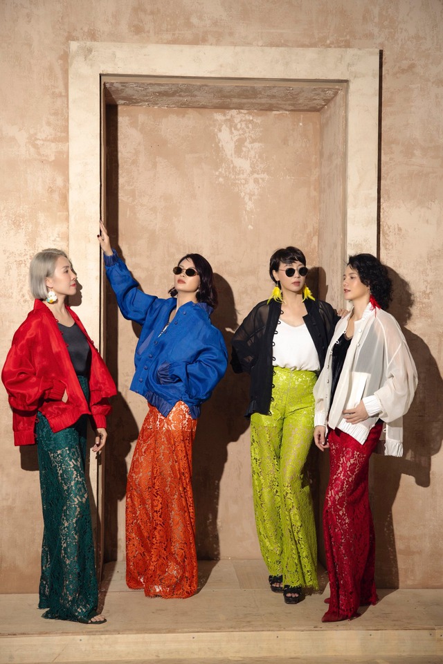 Bomber lụa đa sắc - làn gió mới thu hút tín đồ mùa thời trang xuân hè- Ảnh 1.