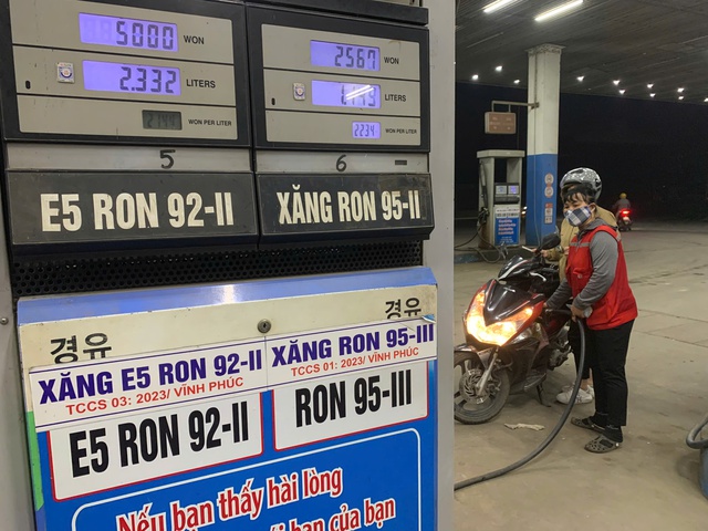 Bộ C&ocirc;ng thương th&ocirc;ng tin về nguồn cung sau khi gi&aacute; xăng dầu tăng vọt- Ảnh 1.