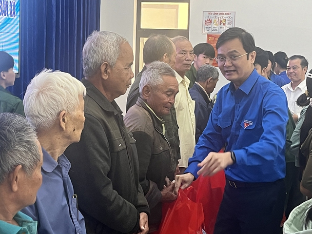 Chia sẻ kh&oacute; khăn trong đời sống đồng b&agrave;o Gia Lai: H&agrave;nh động của giới trẻ - Ảnh 1.