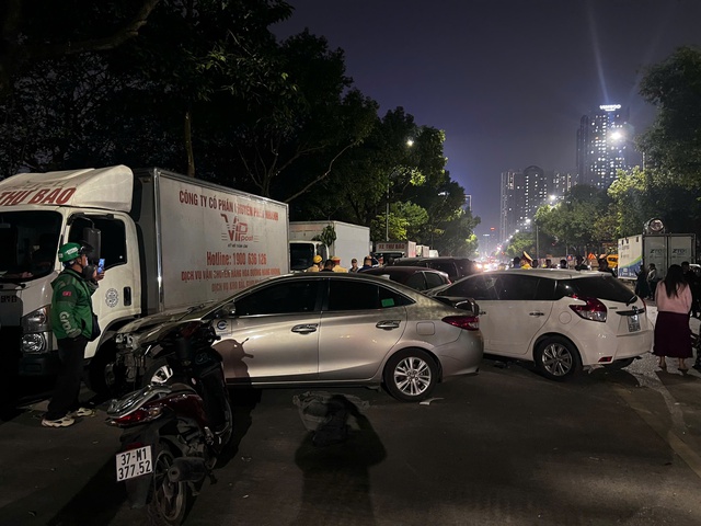  Tai nạn liên hoàn 5 ô tô, 3 xe máy, nhiều người bị thương- Ảnh 2.