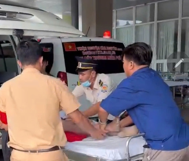 CSGT h&ocirc; hấp nh&acirc;n tạo, mở đường đưa thiếu ni&ecirc;n bị đuối nước đến bệnh viện   - Ảnh 1.