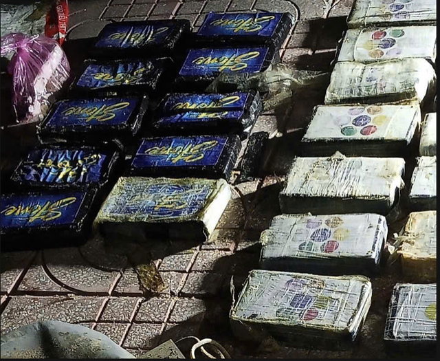 Ph&aacute;t hiện 24 b&aacute;nh nghi ma t&uacute;y trong t&uacute;i ni l&ocirc;ng tr&ocirc;i v&agrave;o bờ biển K&ecirc; G&agrave;- Ảnh 1.